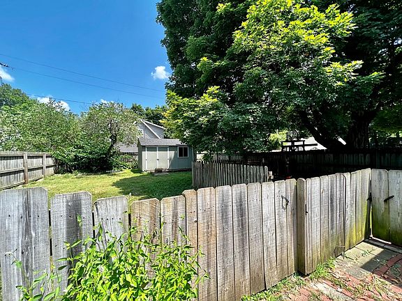 Fenced side yard w shed