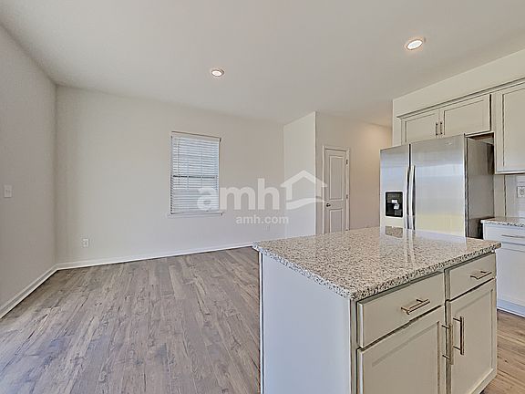 5th image of 142 Gray Willow St