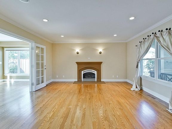 4th image of 2450 Ramona St