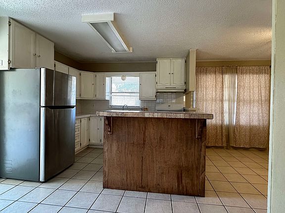 3rd image of 2022 Wesley Dr