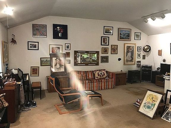 High ceilings of LR shown