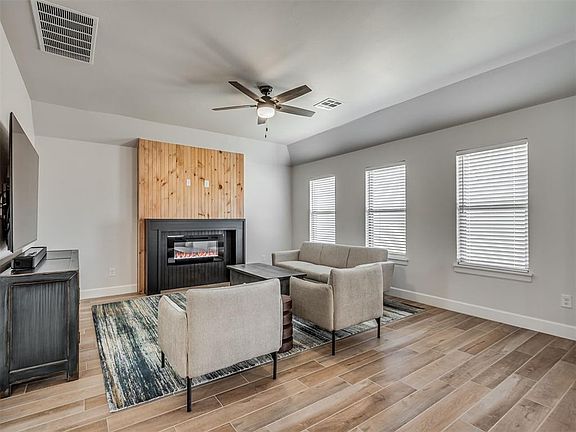 4th image of 2400 Creekview Trl