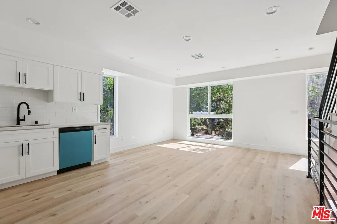 5 bed, 5.5 bath, 1700 sqft, $5,775 — Photo 4