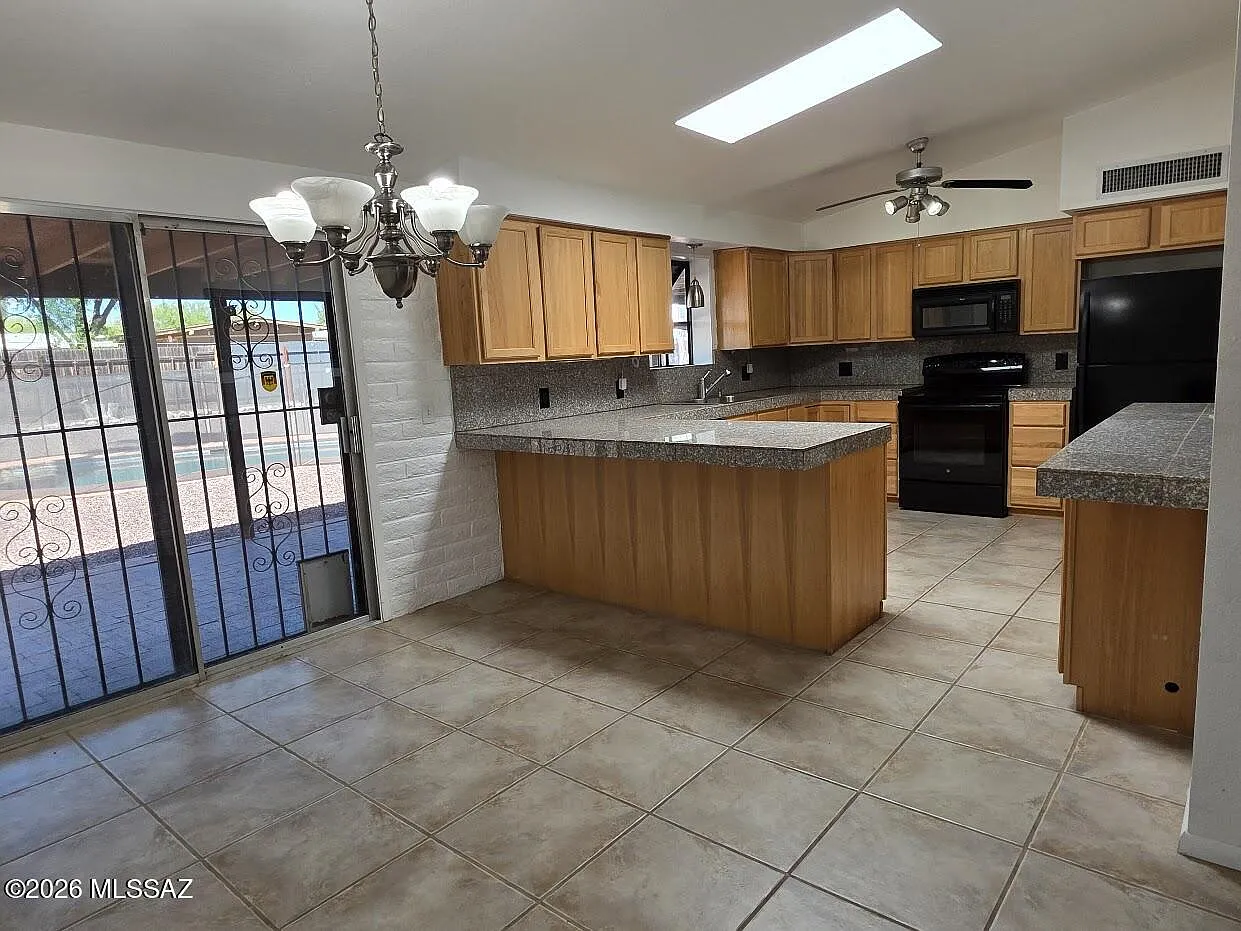 3 bed, 2.0 bath, 1595 sqft, $2,000 — Photo 3