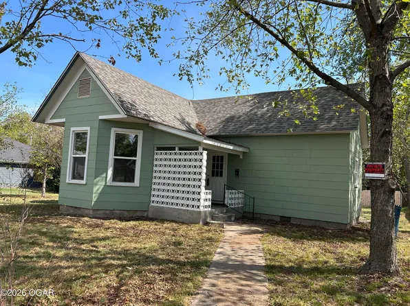 309 S Locust St, Carterville, MO 64835