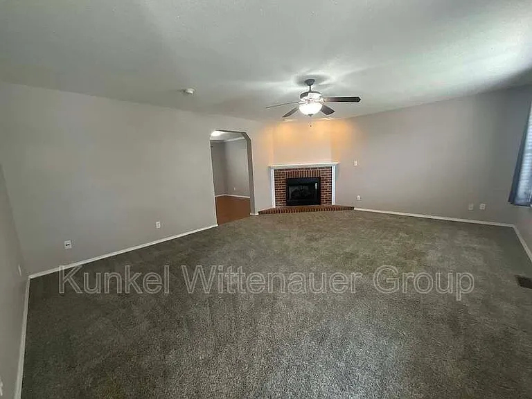 911 Victoria Ln — Photo 4