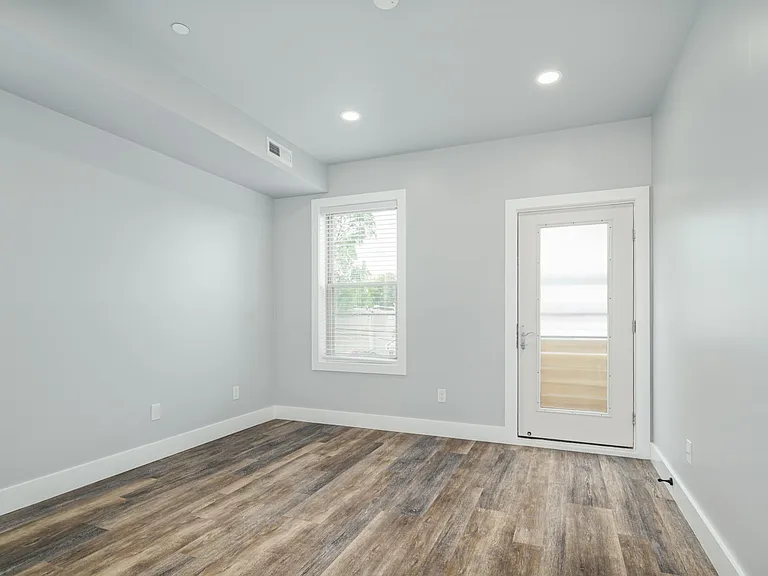 342 W Queen Ln #3 — Photo 6