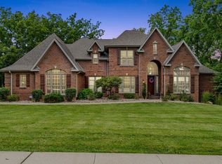 1041 Shady Oaks Dr, Dubuque, IA 52003