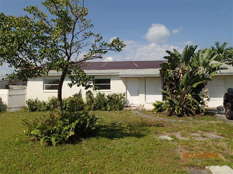 1st image of 427 Yvonne Dr