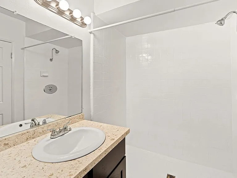 Riverside Villa Apartments — Photo 10