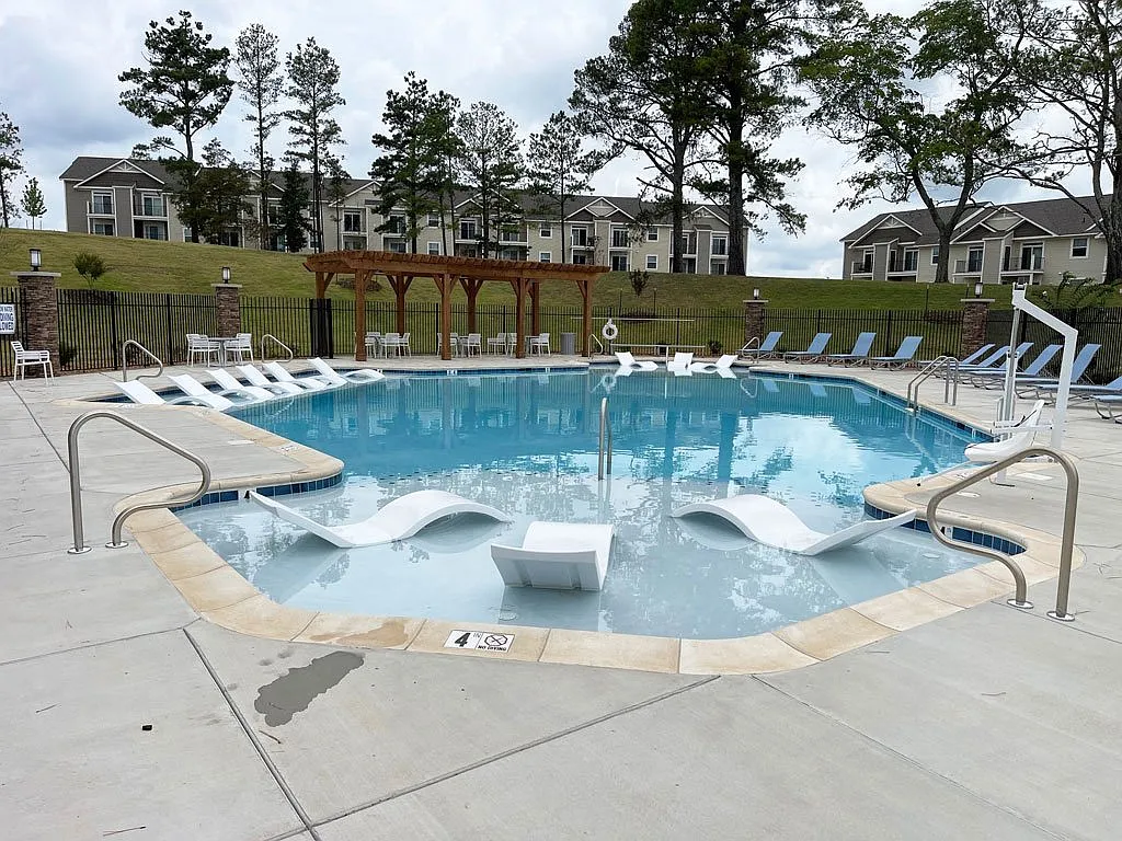 Signature Pointe Apartment Homes — Photo 4