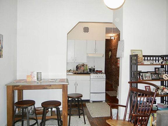 3rd image of 36 Willow Pl APT 3