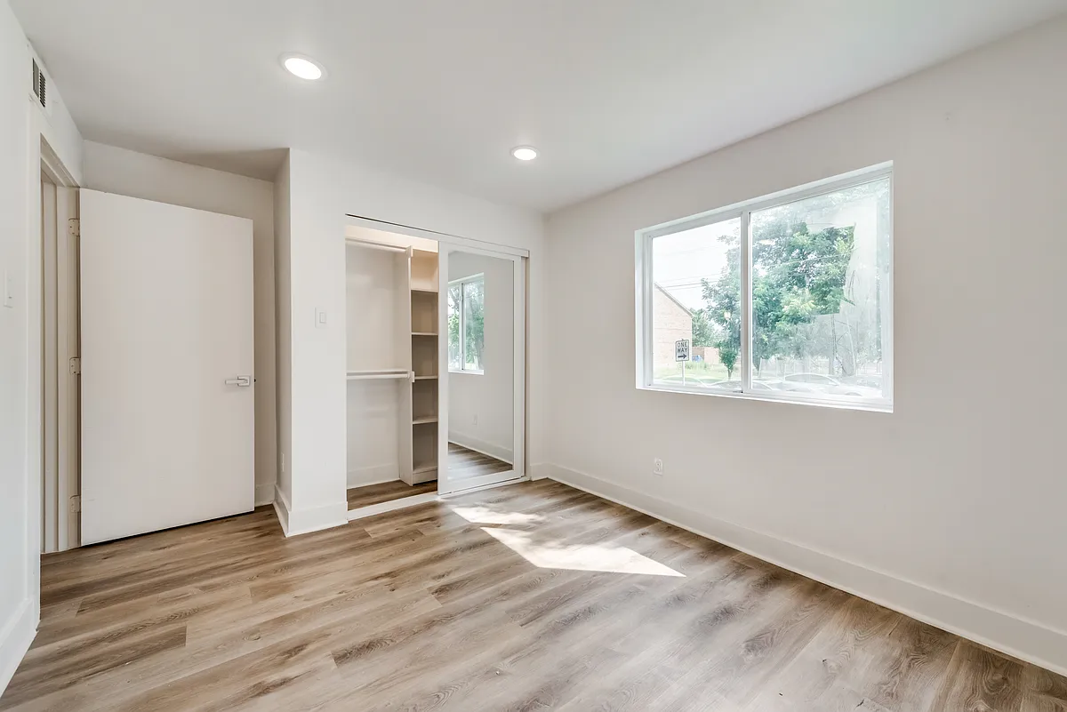 Building Photo - 1517 N Peak St #206