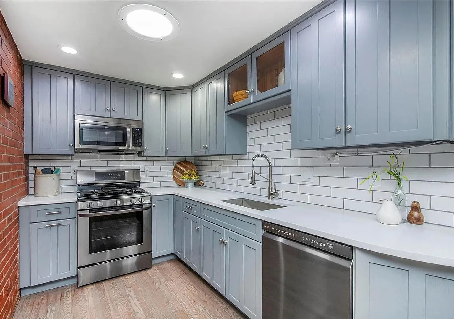 Stunning 4BR 2 BA brick ranch in tr Okane Park — Photo 3