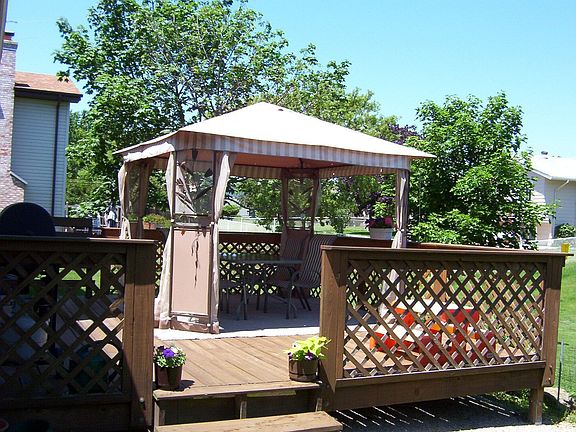 Deck w/ screen gazebo