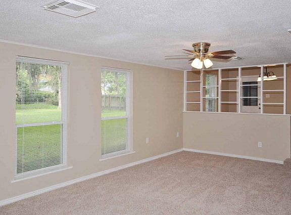 4th image of 107 Huisache St