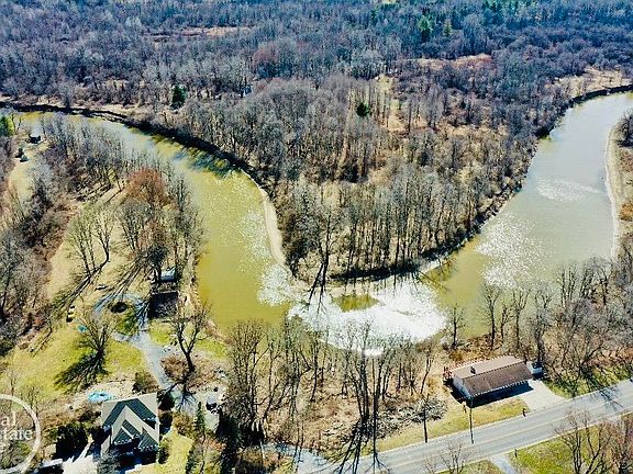 3rd image of 4134 N River Rd