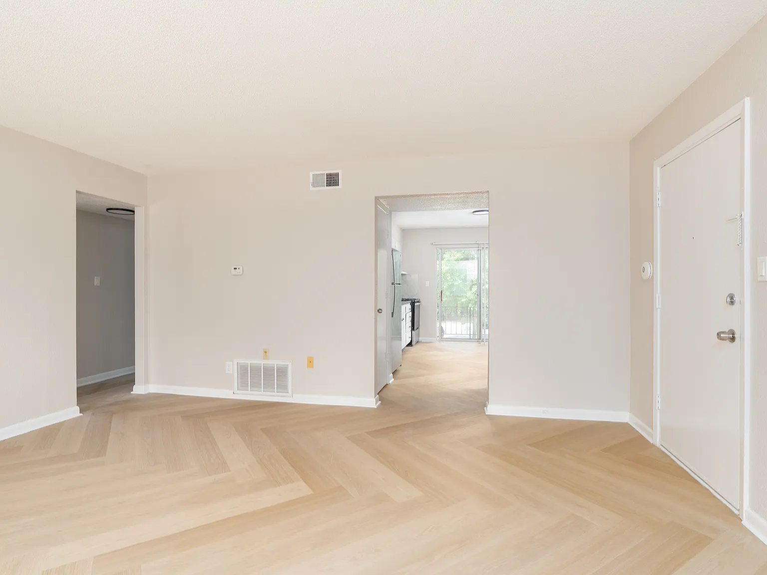 2 bed, 1.5 bath, 1000 sqft, $895 — Photo 2