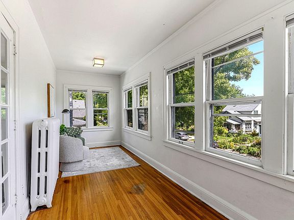 5th image of 256 Russell Ave S
