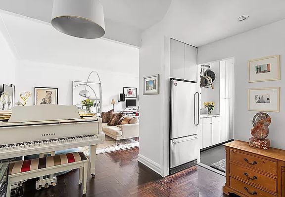 4th image of 111 W 94th St APT 4A