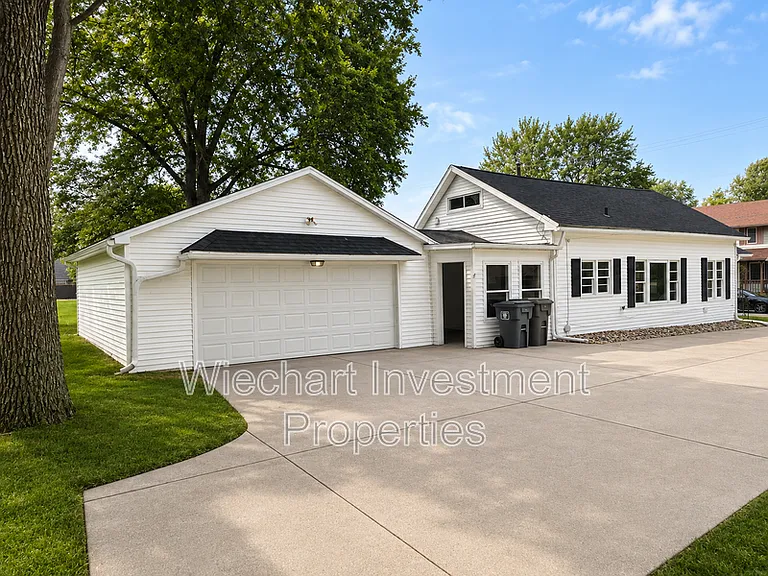 136 E Edwards St — Photo 3