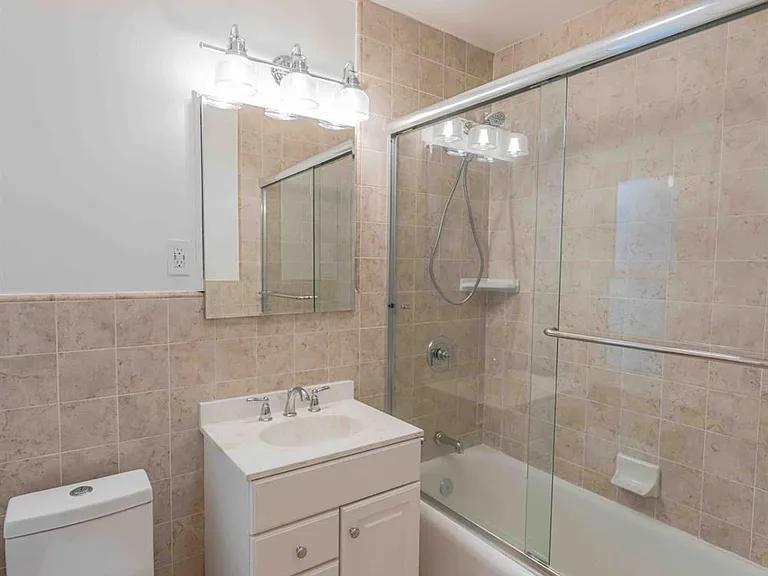 2124 Bay St — Photo 12