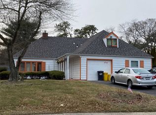 60 Split Cedar Dr, Islandia, NY 11749