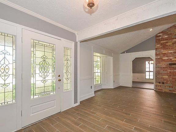 3rd image of 2407 Oakview Dr