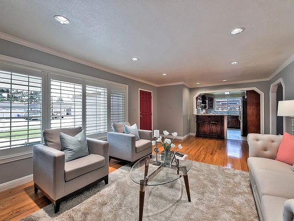 4th image of 830 College Dr