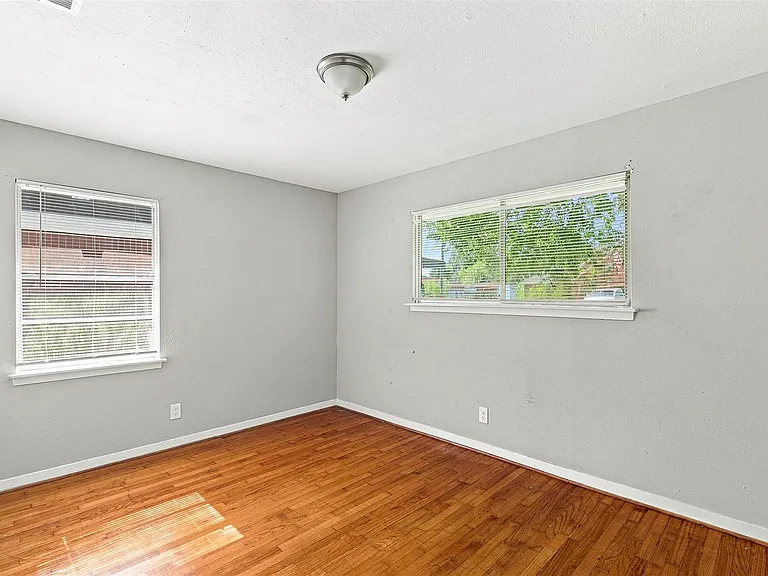509 Avenue J — Photo 10