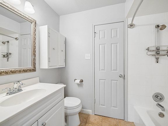 3rd image of 11 Cedar Chase Pl
