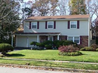 22 Lloyd Ln, Nesconset, NY