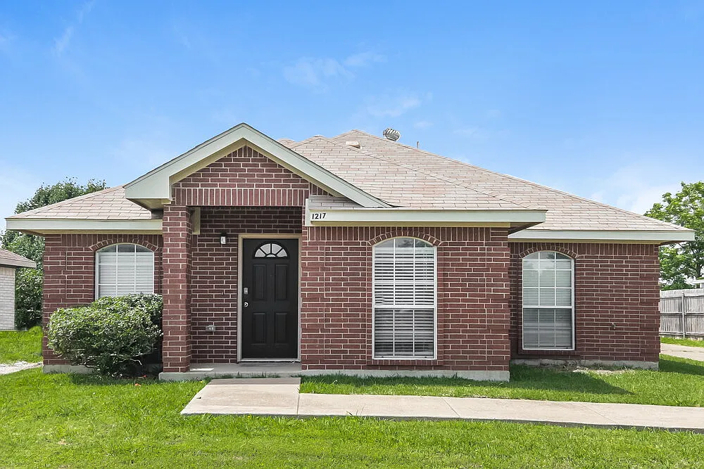 3 bed, 2.0 bath, 1466 sqft, $2,150 — Photo 1