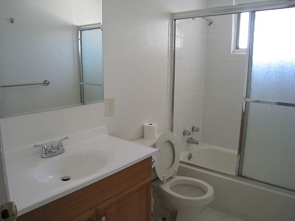5th image of 693 Lakewood Dr