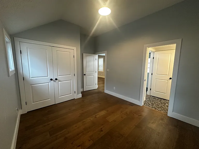 2465 Tremont Ave — Photo 12
