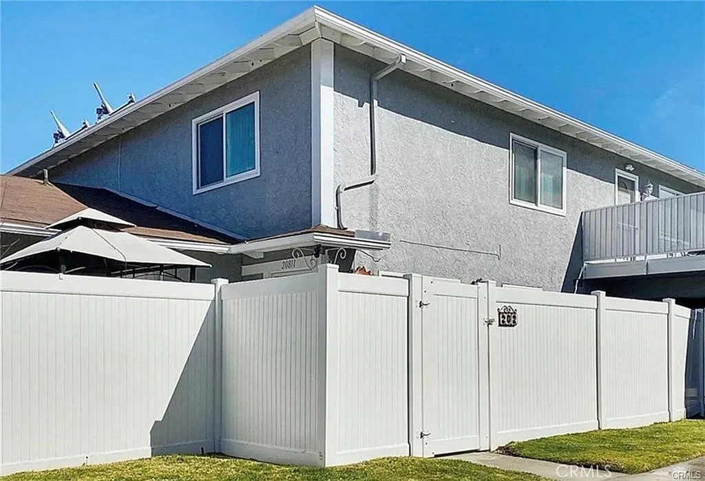 2 bed, 834 sqft, $2,600 — Photo 1