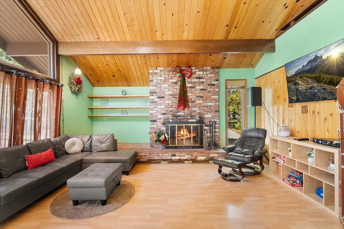 3 bed, 1.5 bath, 1281 sqft, $6,200 — Photo 2