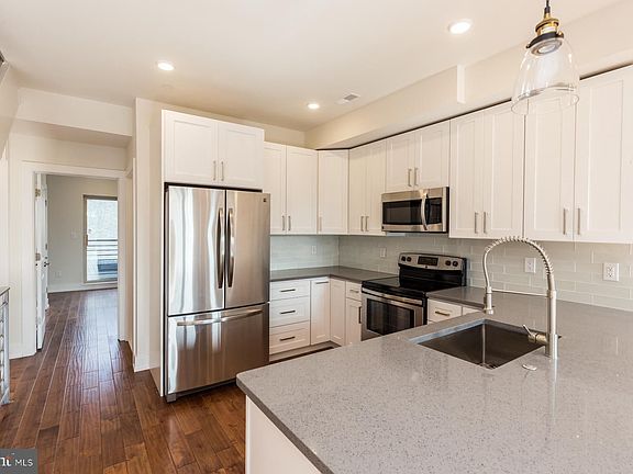 2nd image of 808 N Burns St Unit 2