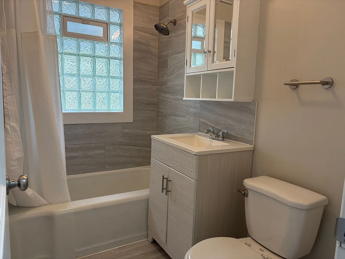 Beautiful 2 Bedroom 1 bath — Photo 4
