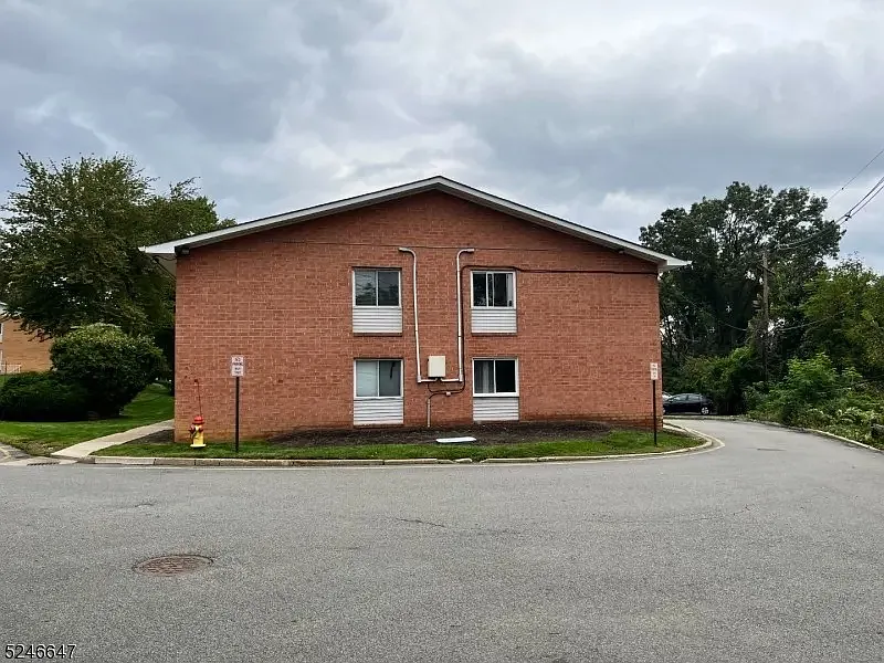 2 bed, 850 sqft, $2,300 — Photo 3
