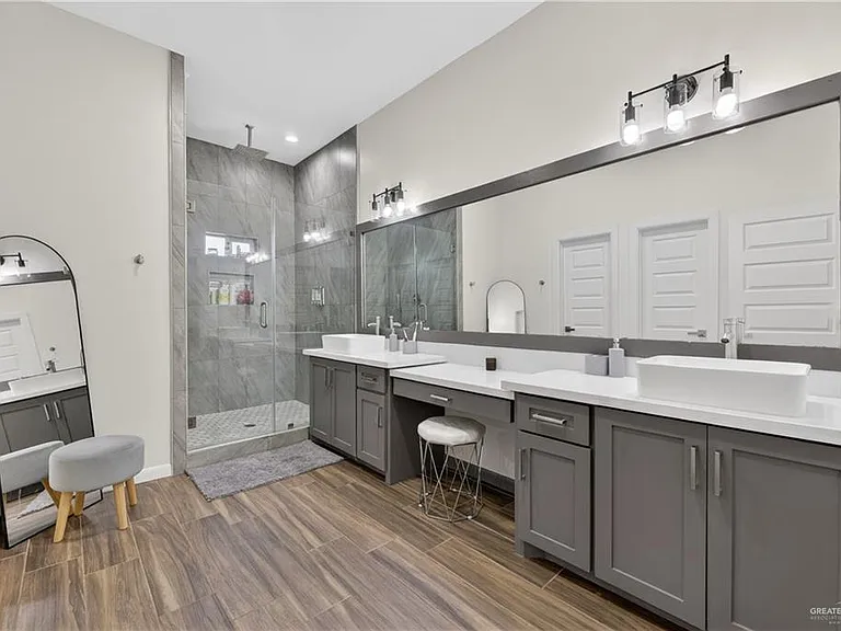 2914 N 44th Ln — Photo 5