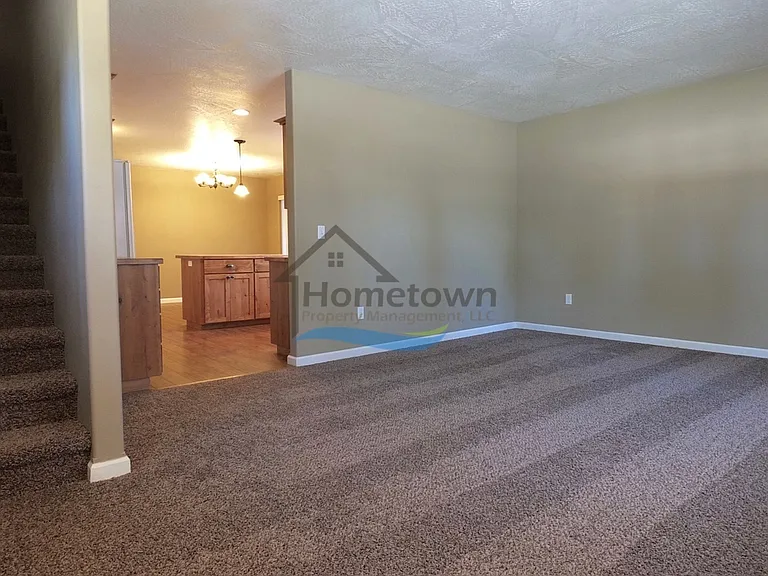 908 E Davis Ave — Photo 4