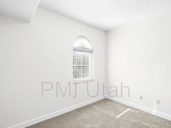 5th image of 947 W 1010th St N Unit 406