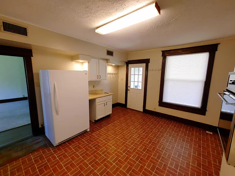 105 Oakwood Ave — Photo 28
