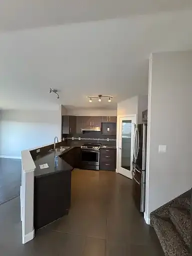 3 bed, 1.0 bath, 1000 sqft, $1,700 — Photo 3