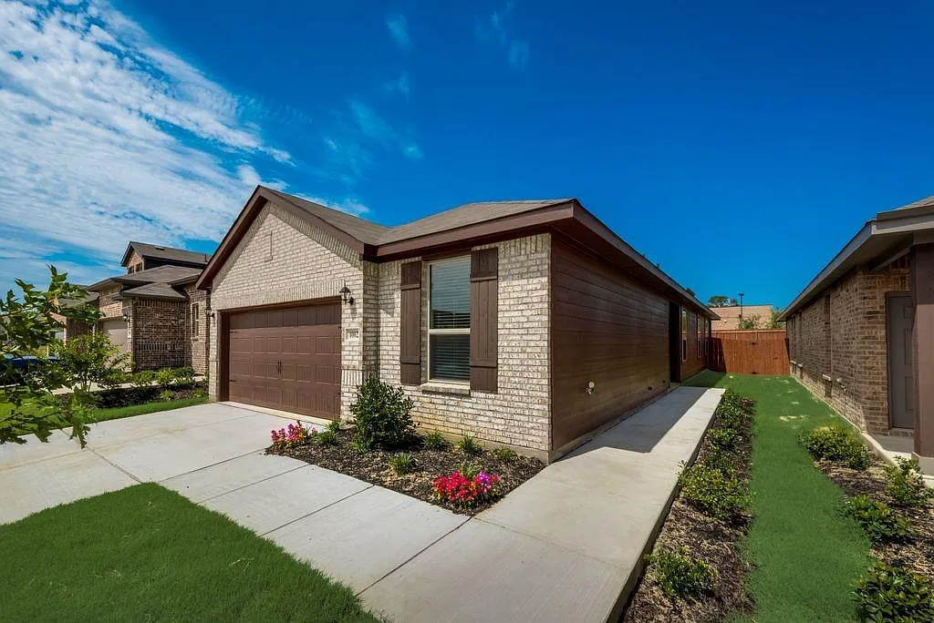 3 bed, 2.0 bath, 1593 sqft, $1,999 — Photo 4