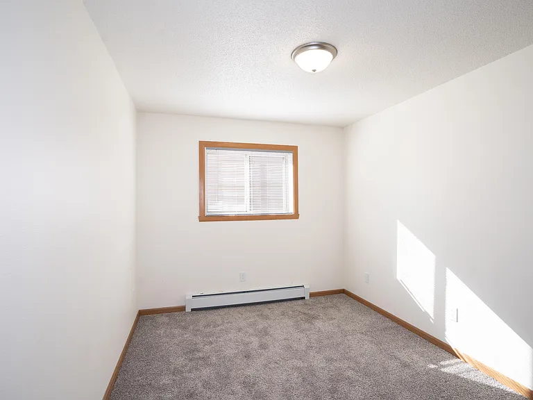 Fargo, ND Country Club Apartments | 21B | Bedroom