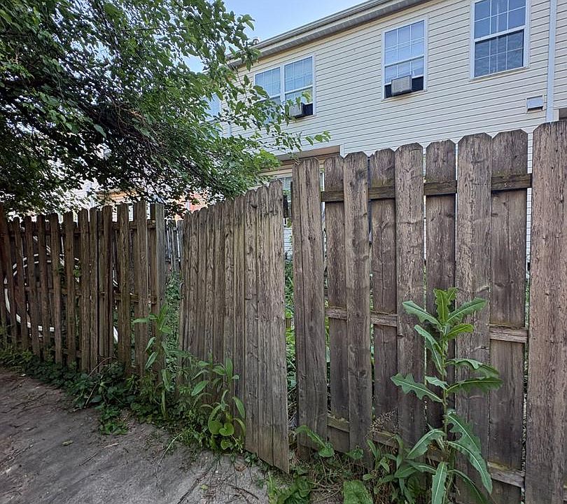 2nd image of 1109 N Stockton St