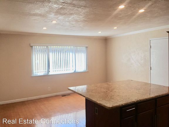 5th image of 710 Menker Ave