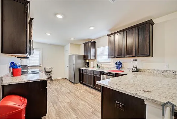 4 bed, 1796 sqft, $2,300 — Photo 4